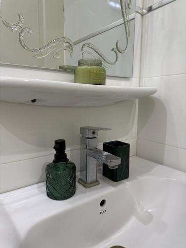 Ένα μπάνιο στο Cozy Beach Apartment in Ngor