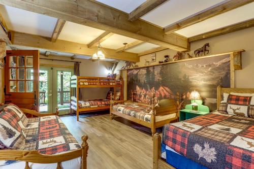 Ένα ή περισσότερα κρεβάτια σε δωμάτιο στο Drifting Feather Mountain Cabin Waterfront Deck