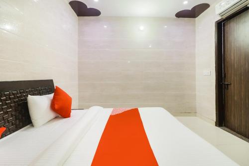 Postel nebo postele na pokoji v ubytování Hotel O Mayur Palace