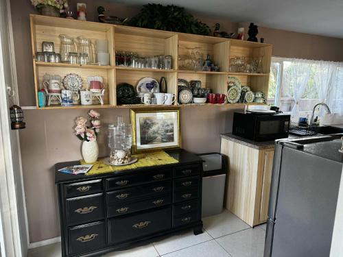 Dapur atau dapur kecil di AJ's Cottage