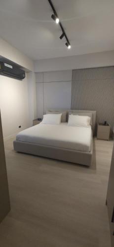 a bedroom with a large white bed in a room at La Residence Panamá in Panama City