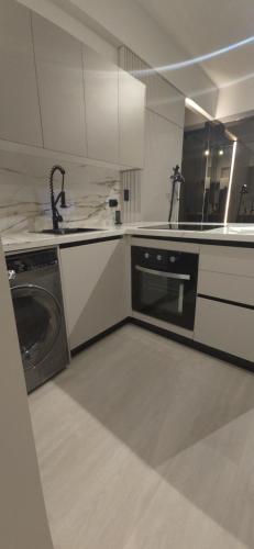 a kitchen with a sink and a washing machine at La Residence Panamá in Panama City