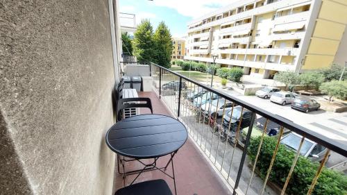 a balcony with a table and chairs and a building at Lavagna - Chiavari modern apartment - vicino mare in Lavagna
