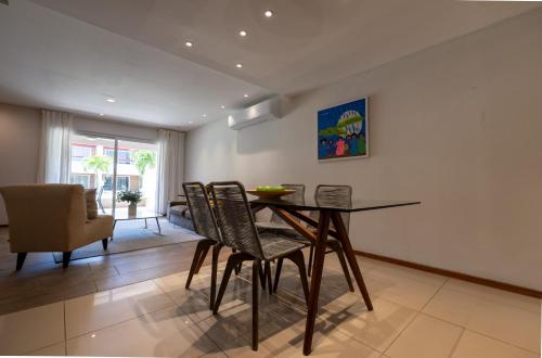 Un comedor con mesa y sillas en Eagle Beach Steps Away Home, en Palm-Eagle Beach