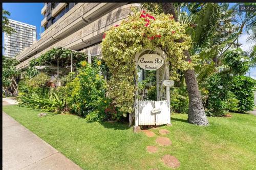 Taman di luar Waikiki Seaside Monarch Paradise Hotel Room Greenery Mountain View