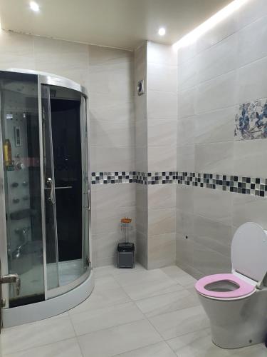 un bagno con doccia in vetro e WC di Villa entière a Azemmour