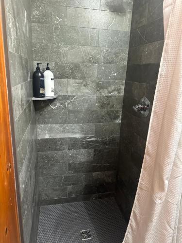 Un baño de Wildrest Hotel