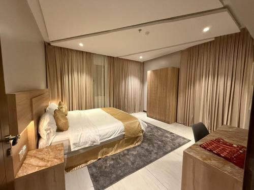 a bedroom with a large bed in a room at راحة ترف Chicnest in Jeddah