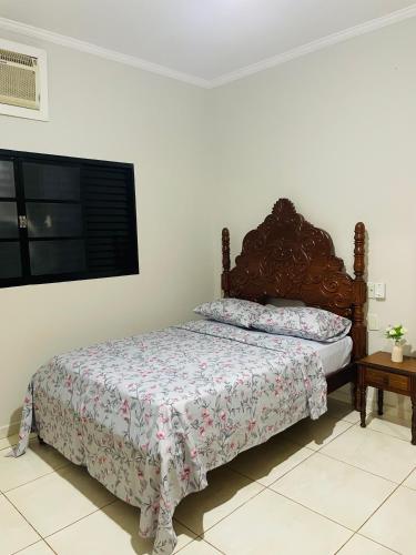 En eller flere senge i et værelse på Casa Coqueiros