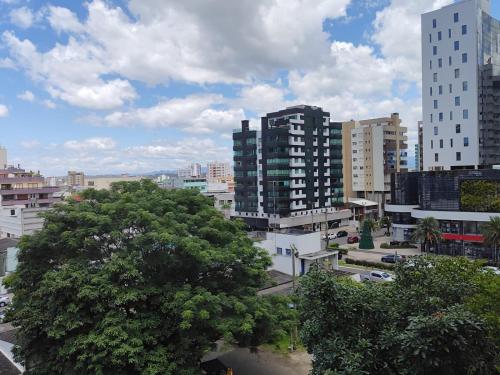 a view of a city with tall buildings and trees at Mariechen 603, Perfeito, Central in Torres