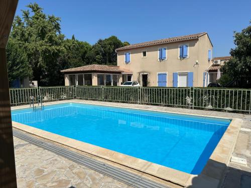 Πισίνα στο ή κοντά στο CHARMANT LOGEMENT AVEC PISCINE EN PROVENCE au premier étage d une villa