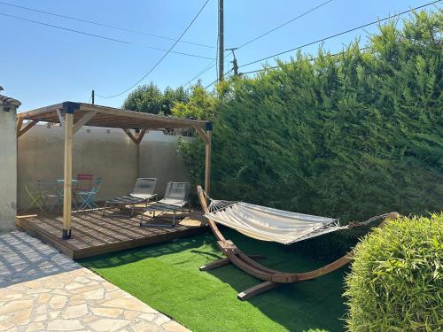 Κήπος έξω από το CHARMANT LOGEMENT AVEC PISCINE EN PROVENCE au premier étage d une villa