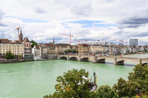 un pont sur une rivière dans une ville dans l'établissement Casa Rheinblick - Apartment D, à Bâle