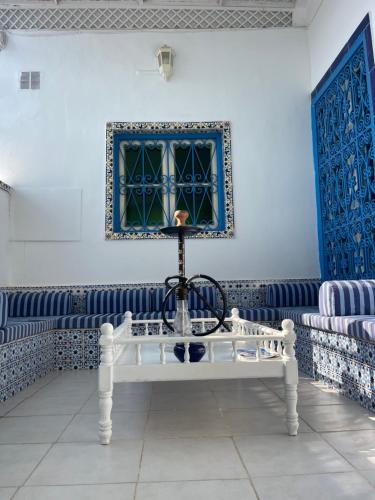 a table in a room with blue and white at BALKIS La RÊNE DE SABA in Sidi Bou Saïd