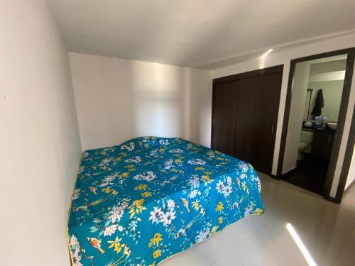 ベヨにあるModern 80m2 apartmentのベッドルーム1室(花の咲く青い毛布付きのベッド1台付)