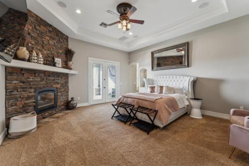 Postel nebo postele na pokoji v ubytování Luxury Villa with Slide Pool, Spa, Gym, Game Room, Indoor and Outdoor Movie Theater