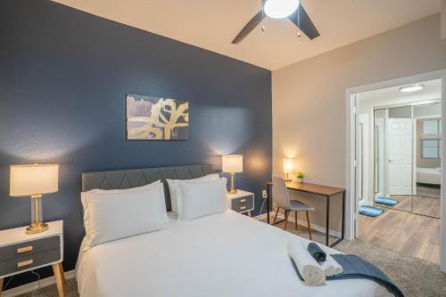 Ένα ή περισσότερα κρεβάτια σε δωμάτιο στο Charming 3BD - Gym, W-D, Parking - Sleeps 8