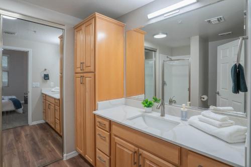 Ένα μπάνιο στο Charming 3BD - Gym, W-D, Parking - Sleeps 8