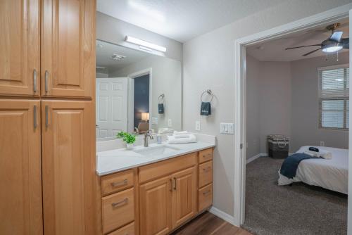 Ένα ή περισσότερα κρεβάτια σε δωμάτιο στο Charming 3BD - Gym, W-D, Parking - Sleeps 8