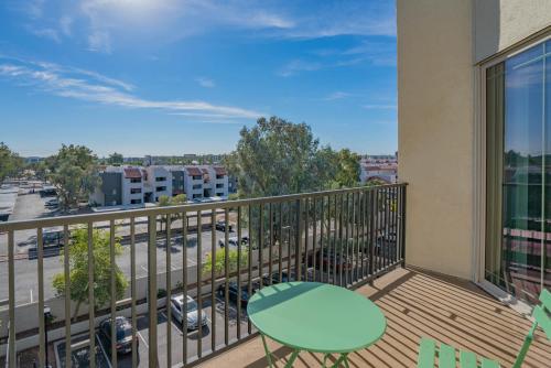 Μπαλκόνι ή βεράντα στο Charming 3BD - Gym, W-D, Parking - Sleeps 8