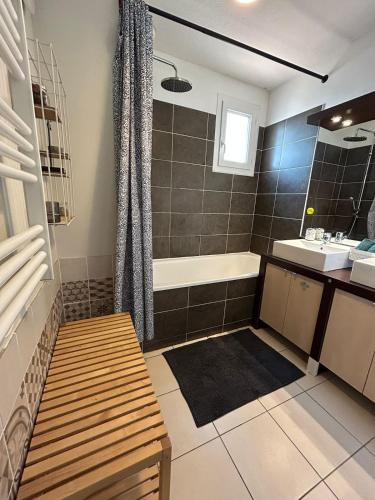 ein Badezimmer mit Badewanne und Waschbecken in der Unterkunft Villa Nectar in Beauzelle