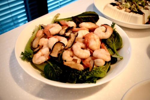 a plate of shrimp and lettuce on a table at 호텔 인썸니아 Hotel Insomnia 失眠酒店 in Daegu