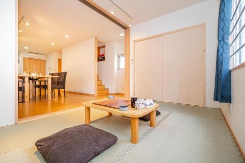 a living room with a table and a dining room at 浅草小胎楼一户建Asakusa Hanahi Asakusa Temple Villa 3 min walk to Asakusa Temple Direct access to Narita and Haneda Airport in Tokyo