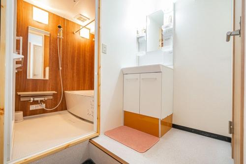 浅草小胎一楼 Asakusa Hanahi, Small Tire, 1st Floor, 4-Minute Walk to Asakusa Temple, Direct Subway Access to Narita and Haneda Airports, Private Room