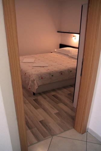 a mirror reflection of a bed in a bedroom at Apartments and rooms by the sea Tucepi, Makarska - 6058 in Tučepi