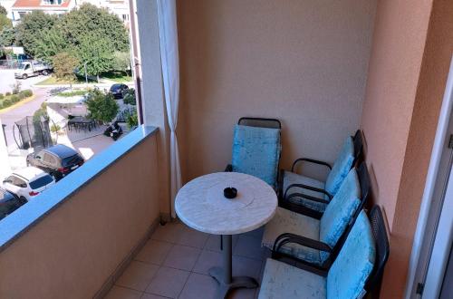 a table and chairs in a room with a window at Apartments and rooms by the sea Tucepi, Makarska - 6058 in Tučepi