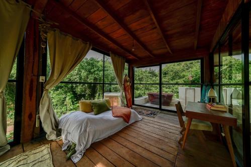 Ένα ή περισσότερα κρεβάτια σε δωμάτιο στο Glass Treehouse, Sauna, Ice Bath, Yoga in Saladita, 50m from Surf