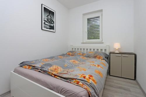 Ένα ή περισσότερα κρεβάτια σε δωμάτιο στο Apartments with parking space Sveti Juraj, Senj - 23799