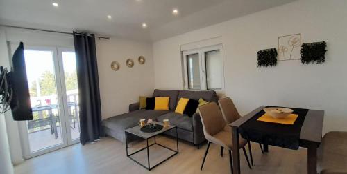 Apartments with parking space Duce - Omis - 23509