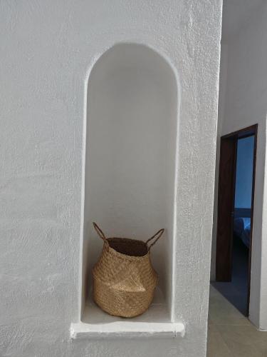 a basket sitting in a niche in a wall at Hermoso y moderno departamento 2Hab, club de paya in Manzanillo