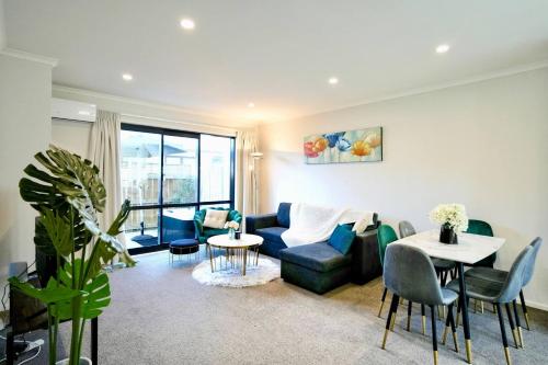 Un lugar para sentarse en Modern Oasis with Spa close to shopping centres
