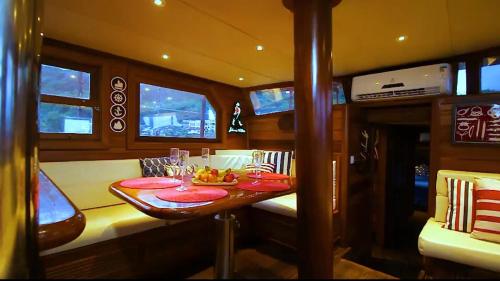 a dining room with a table in a boat at IBIZA Escuna in Paraty