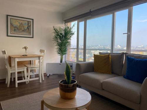 un salon avec un canapé et une table dans l'établissement Dorado Plaza Ñuñoa, à Santiago