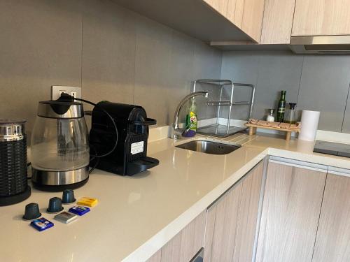 - un plan de travail avec un mixeur et un évier dans l'établissement Dorado Plaza Ñuñoa, à Santiago