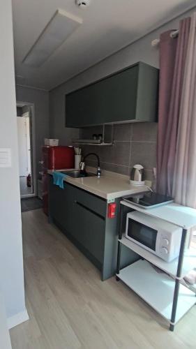 Una cocina o zona de cocina en Twin Stay