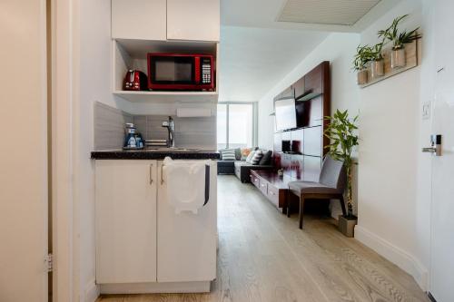 Η κουζίνα ή μικρή κουζίνα στο BeachFront Condo