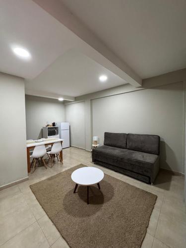 a living room with a couch and a table at Dpto centro CDE in Ciudad del Este