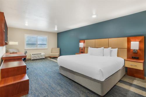 Best Western Plus Clocktower Innにあるベッド