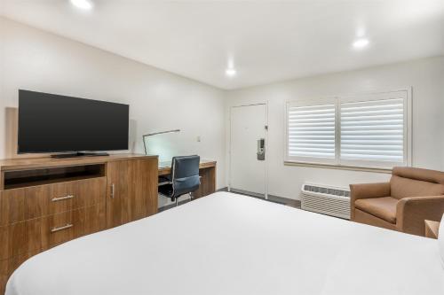 Best Western Plus Clocktower Innにあるテレビまたはエンターテインメントセンター