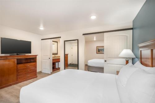 Best Western Plus Clocktower Innにあるベッド