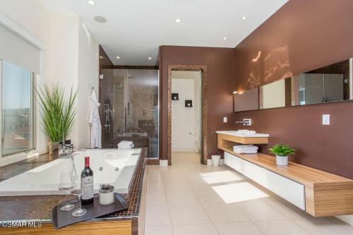 Ένα μπάνιο στο Upscale Residence with Pool and Spa