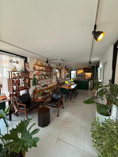 ein großer Raum mit Stühlen und Tischen und Büchern in der Unterkunft Space in Blackstone in Seoul