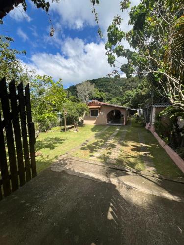 a house with a yard with a fence at Casa, hidro, piscina, aconchego e uma linda vista! in Mairiporã