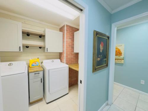 a kitchen with a washer and dryer in a room at Sunlit Hideaway 3BR 2BA house pool in Little River