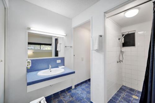 Bilik mandi di Oscar Motel