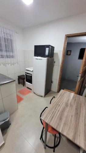 Кухня или мини-кухня в HOSTEL da FLORESTA - centro BH
